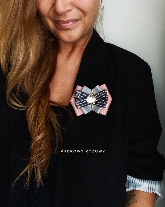 broszki Delikatna Brosza  z napisami  i z Damą   NEW