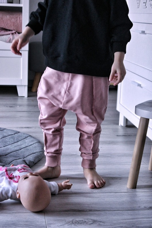 spodnie z przeszyciami pudrowy róż Mizerki Kids