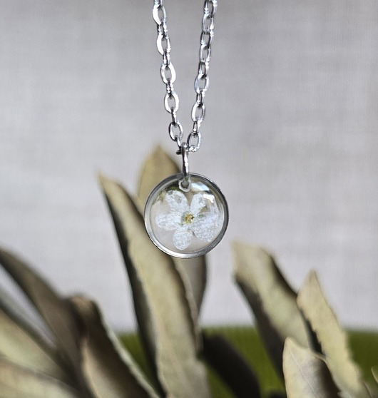 wisiory Zawieszka z białą niezapominajką