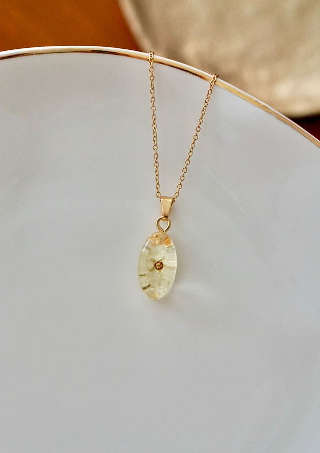 złote naszyjniki Naszyjnik z białymi kwiatkami