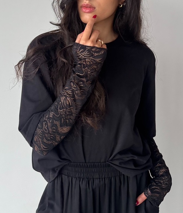 t-shirt damskie T-shirt  bawełniany z koronkowym rękawem CZARNY
