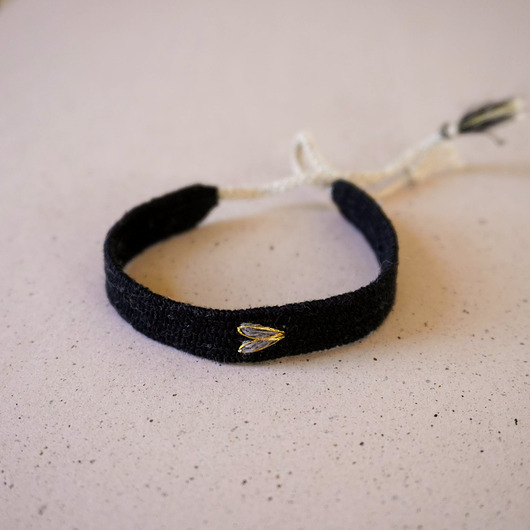 bransoletki srebrne Czarna bransoletka z haftowanym serduszkiem, wiązna