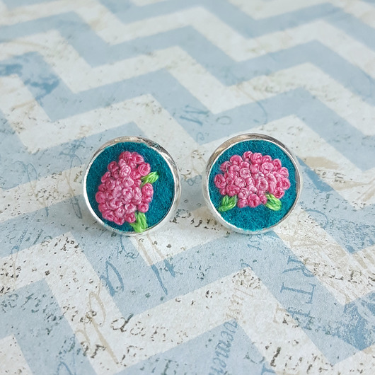 RÓŻOWE HORTENSJE - haftowane kolczyki Ikati Jewellery