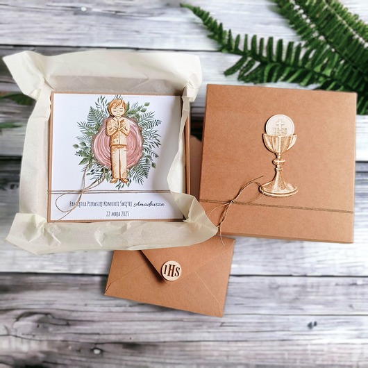 kartki na komunię Kartka, personalizacja, pudełko, koperta : drewno: chłopiec 2