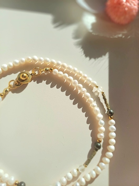 naszyjniki - inne Naszyjnik z perłami naturalnymi, pirytem, hematytem i kryształem górskim