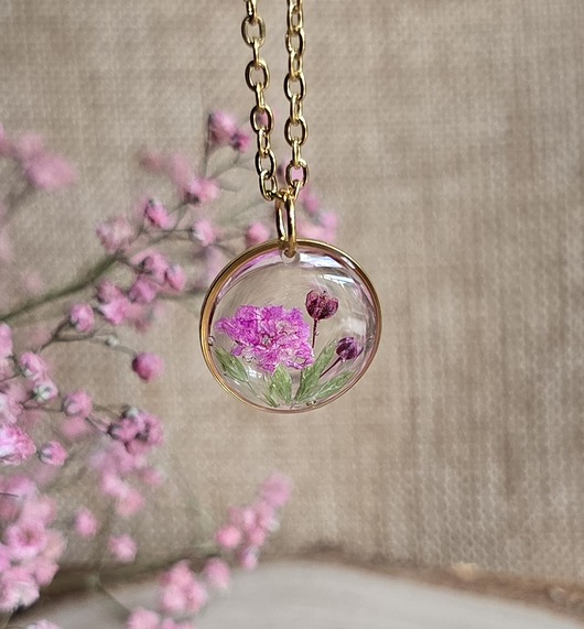 wisiory Łąka kwiatowa różowa Złota zawieszka złoty wisiorek kwiaty żywica