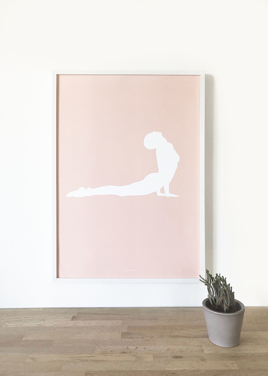 plakaty Plakat YOGA Pies z głową do góry różowy