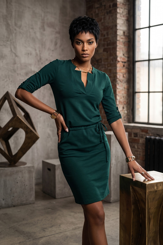 sukienki midi damskie 161-19 AGATA Sukienka z kołnierzykiem i wiązaniem - ZIELEŃ BUTELKOWA