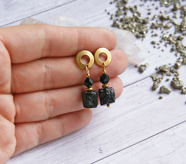 kolczyki z kamieniami Czarny turmalin, stal szlachetna pozłacana