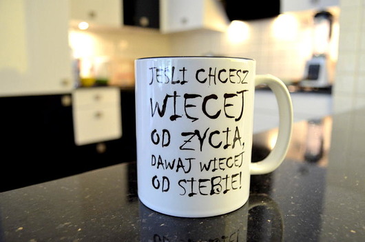 kubki Kubek  WIĘCEJ OD ŻYCIA z CZARNYM WNĘTRZEM