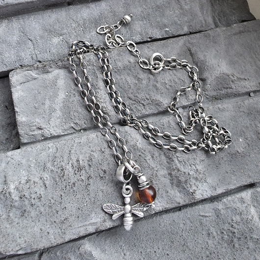 srebrne naszyjniki Pszczółka z bursztynem -naszyjnik