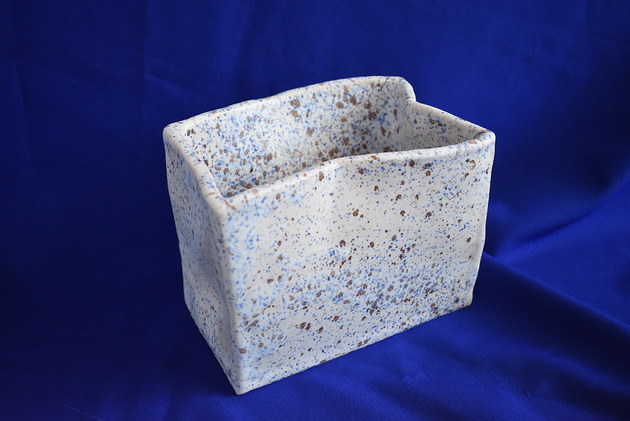 wazony Wazon w kształcie zgniecionego pudełka nakrapiany