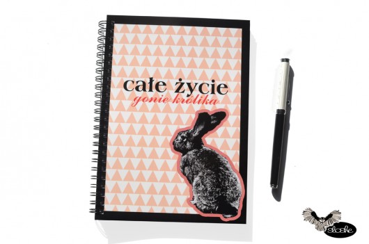 Notatnik z grafiką królika i napisem Sowia Aleja