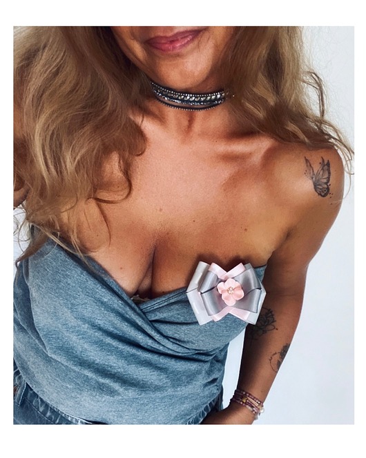 broszki Pudrowa Brosza z różowym kwiatem 3d NOWOŚĆ