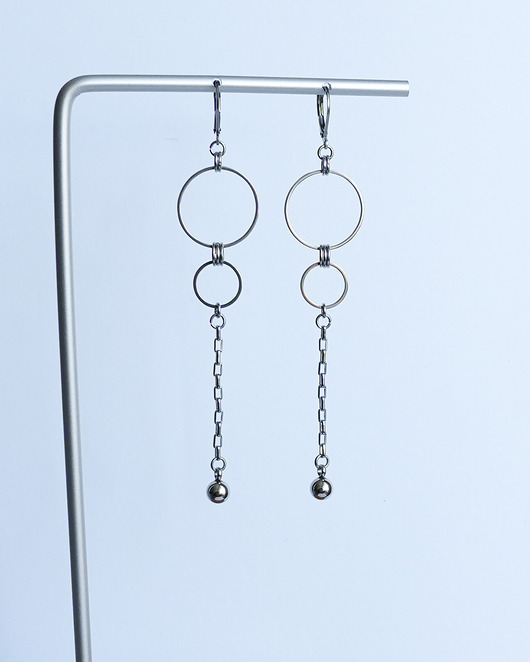 kolczyki srebrne Długie kolczyki ze stali z kółkami i kuleczkami