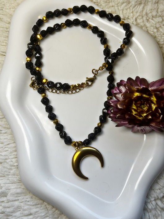 korale Bądź ambitna! Z tym naszyjnikiem z Nocą Kairu i Lunulą