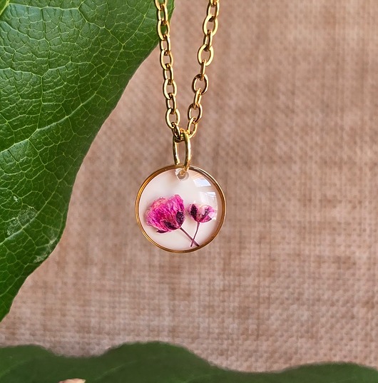 wisiory Mały wisiorek z różowymi kwiatami suszone kwiaty