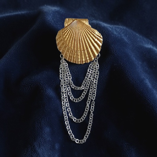 pierścionki - różne Broszka z prawdziwej muszli : złota muszla z łańcuszkami