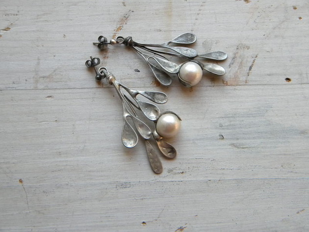 kolczyki wire wrapping białe perły -  gałązki  - kolczyki