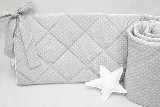 Pikowany ochraniacz  szary w groszki Love White