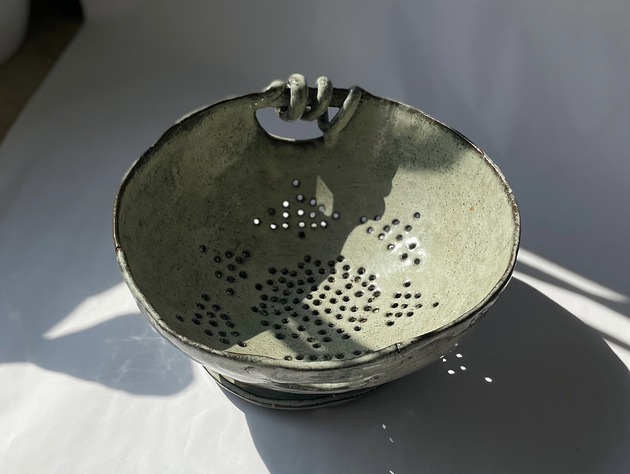 miski i misy Ceramiczny durszlak z podstawką -szaro-zielony rytuał codzienności