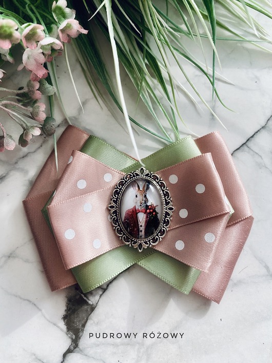 broszki Brosza z Zającem  zamkniętym  pod kaboszonem NEW Wielkanoc