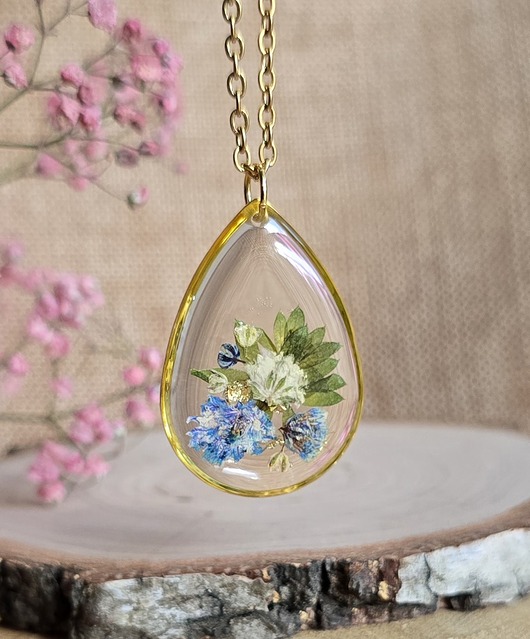 wisiory Wieczne kwiaty wisiorek łezka z niebieskim kwiatem gipsówka na szczęście