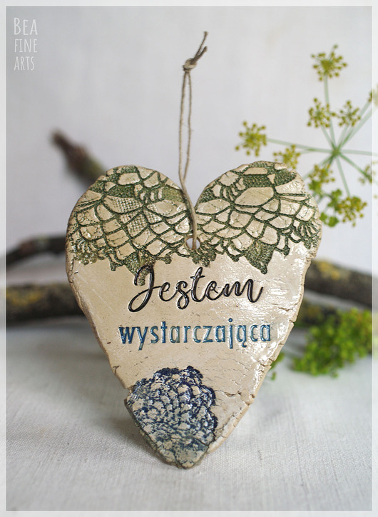 Ozdoby na ścianę Jestem wystarczająca - serce ceramiczne z afirmacją