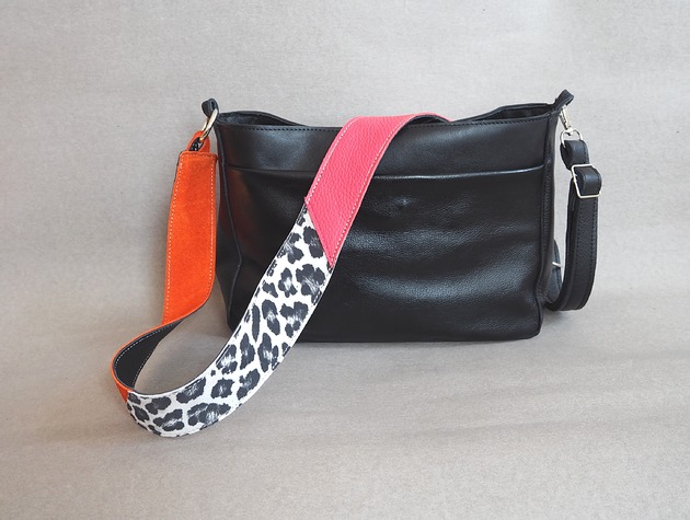 torby na ramię Czarna torebka średniej wielkości z szerokim paskiem