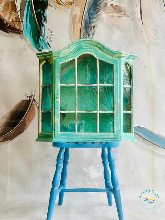 meble - inne Turkusowa witryna wisząca z półkami, oszklona, ręcznie postarzana, z duszą