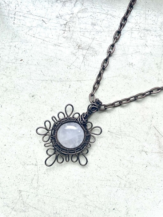 wisiory Miedziany wisior na zimę motyw śnieżki z kwarcem różowym