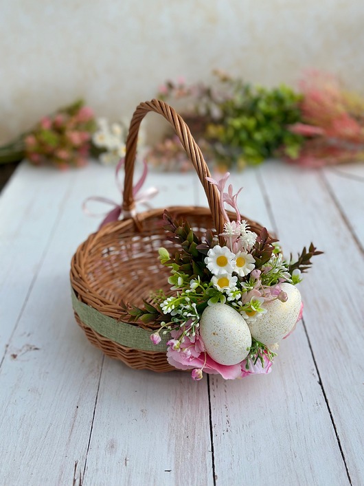 koszyki wielkanocne Wielkanocny koszyczek na święconkę, koszyczek z dekoracją