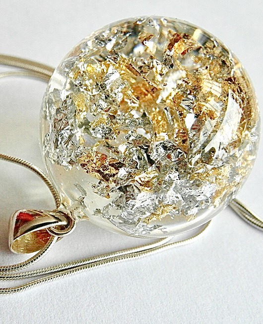 Wisior z żywicy i metalicznych płatków Grol Jewellery