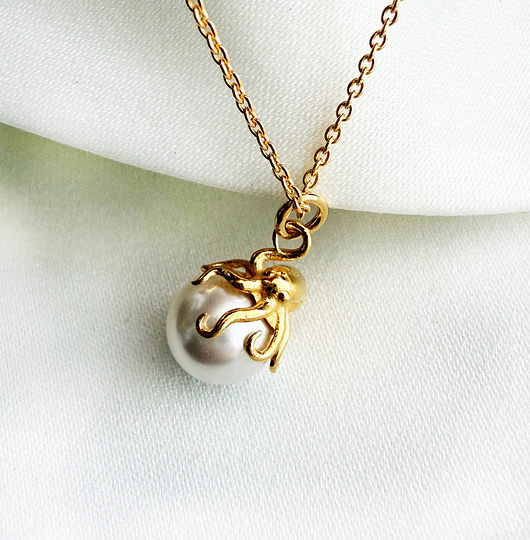 złote naszyjniki Naszyjnik  z ośmiornicą i perłą, złota ośmiornica na wakacje