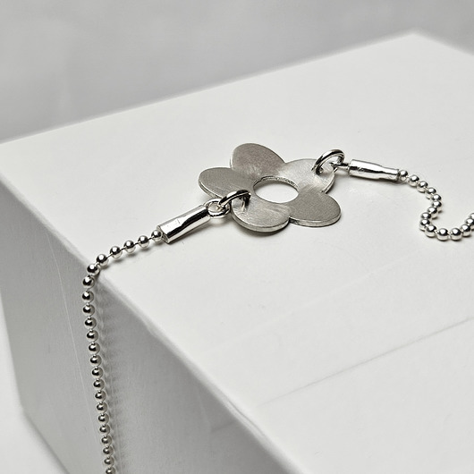 bransoletki srebrne Delikatna srebrna bransoletka z kwiatem niezapominajką