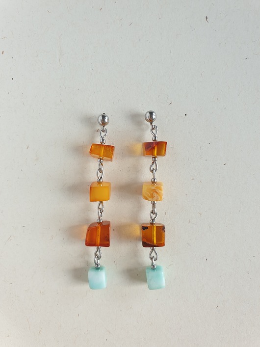 kolczyki z kamieniami Kolczyki z bursztynem i amazonitem, kostki, wiszące