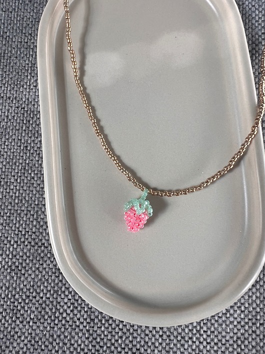 wisiory Handmade naszyjnik z koralików z plecionym owocem malinką