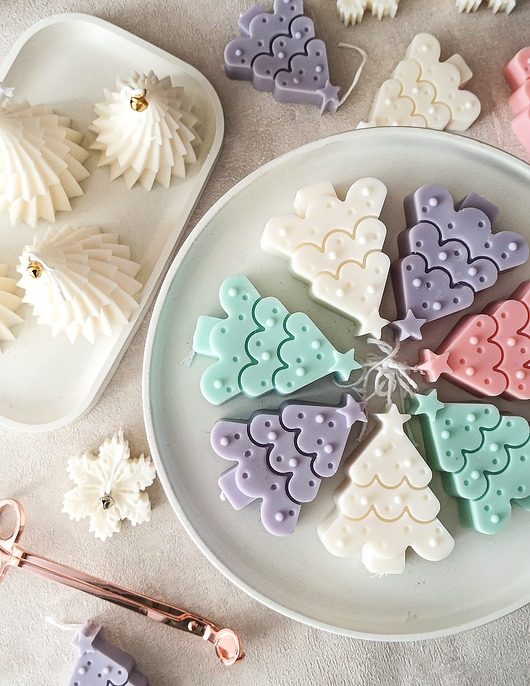dekoracje świąteczne Świąteczna Świeca Sojowa Choinka - Pastelowa Magia Świąt