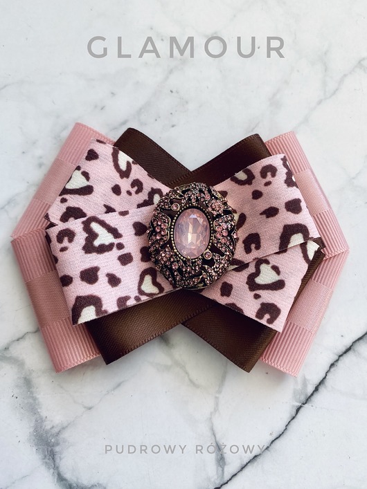 broszki Pudrowa Brosza z kolekcji Glamour z cudownym kryształem