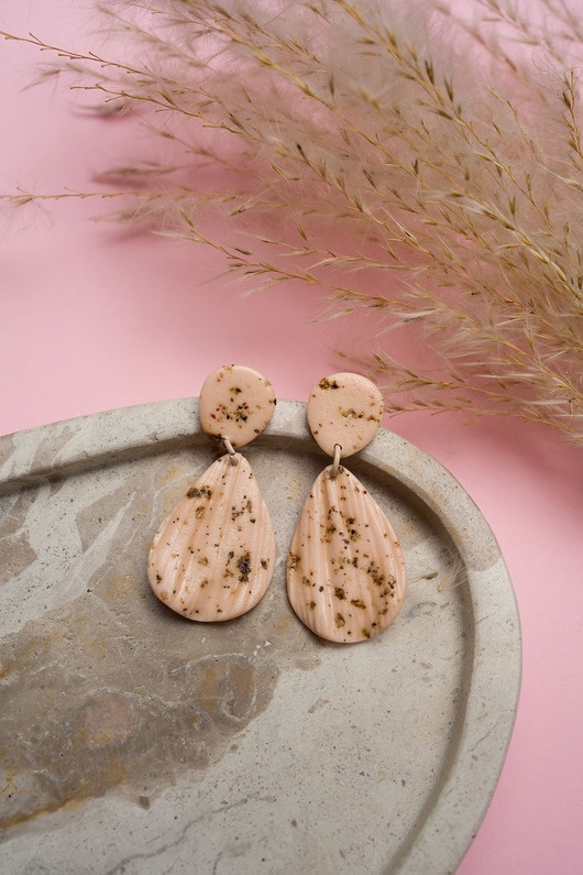 kolczyki z masy plastycznej Wiszące sztyfty listki nakrapiane