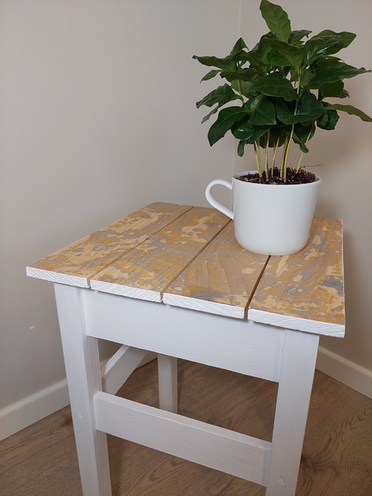 stołki Własnoręcznie malowany handmade taboret w pastelowych kolorach art deco