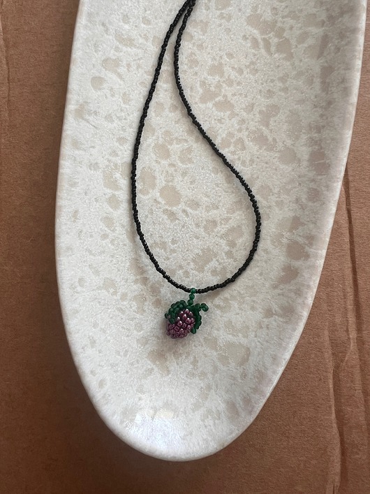 wisiory Handmade naszyjnik z koralików z plecionym owocem fioletową jeżyną