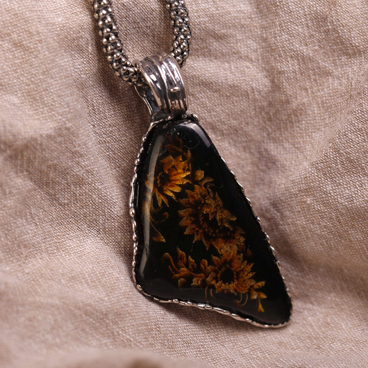 wisiory Wisiorek z ręcznie rzeźbionym bursztynem słoneczniki