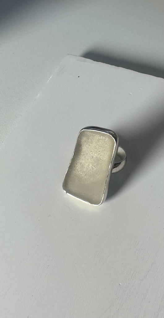 pierścionki srebrne Srebrny pierścionek regulowany ze szkłem morskim