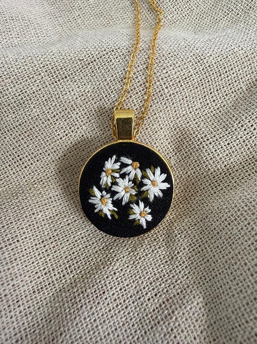 złote naszyjniki Ręcznie wyszywany naszyjnik "Stokrotki"