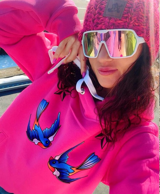 bluza z kapturem damska Bluza fuksja damska z kapturem z jaskółkami