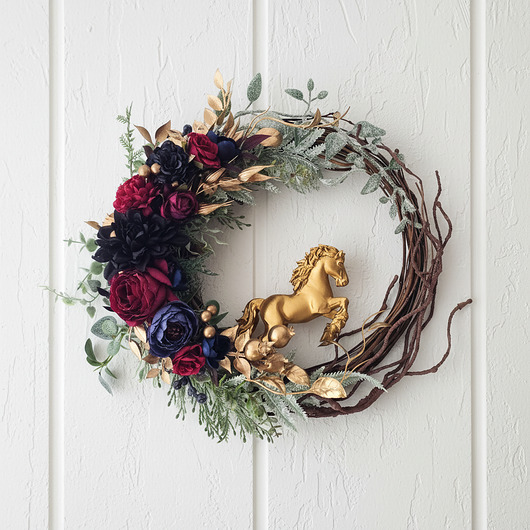 wianki bożonarodzeniowe Elegancki wieniec ze złotym koniem (26cm)