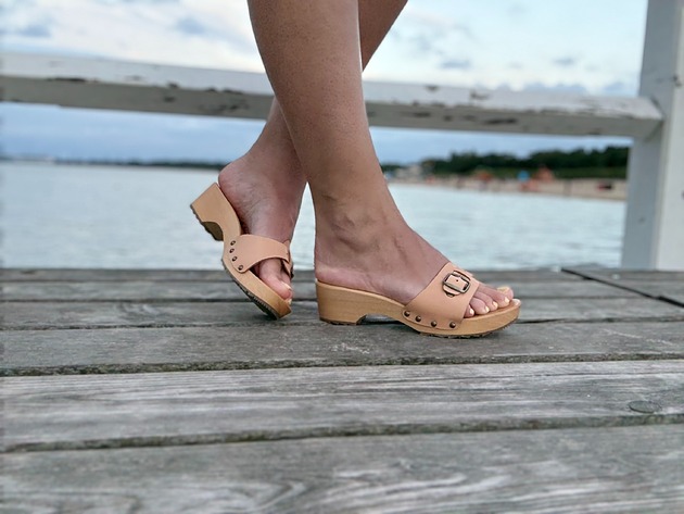 sandały i klapki damskie Płaskie drewniaki ze skóry i drewna z klamrą
