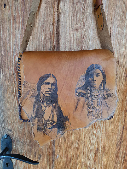 Skórzana listonoszka z Indianami martuch