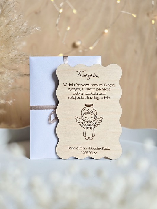 kartki na komunię Drewniana kartka komunijna dla chłopca z grawerem